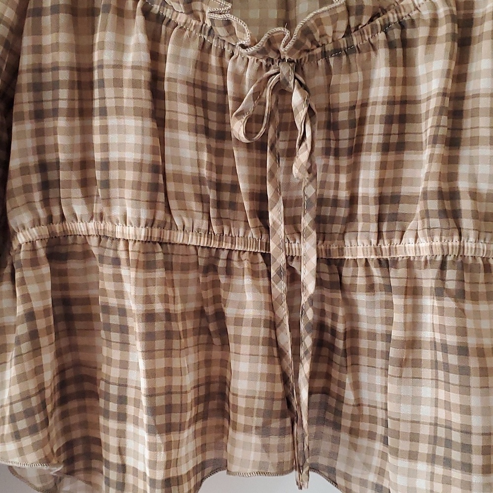 Charming plaid crop top CUTE! - Picture 2 of 10